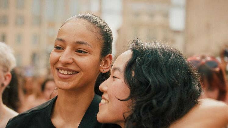 Als Fatima (Nadia Melliti, links) die Krankenschwester Ji-Na (Ji-Min Park) kennenlernt, entdeckt sie eine neue Seite an sich.