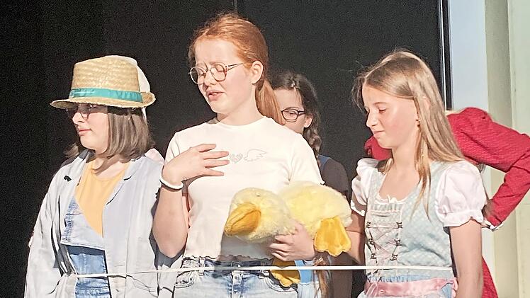 Die durch die goldene Gans verbundene Gruppe singt den Bremer Stadtmusikanten ein Liebeslied.