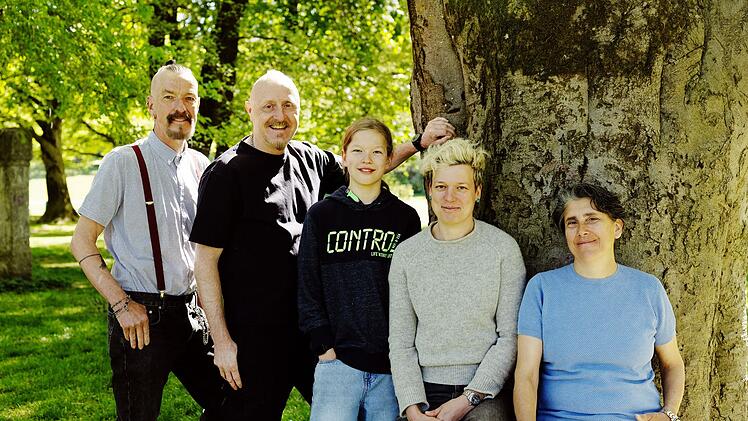 Oskar (Mitte) hat zwei M&uuml;tter, zwei V&auml;ter und eine Stiefmutter. Der facettenreiche Familienalltag birgt Potenziale, jedoch auch eine Vielzahl an Herausforderungen.