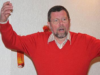 Chorleiter Karl Herzog geht mit gutem Beispiel voran und singt auch vor.  Fotos: Berthold Köhler