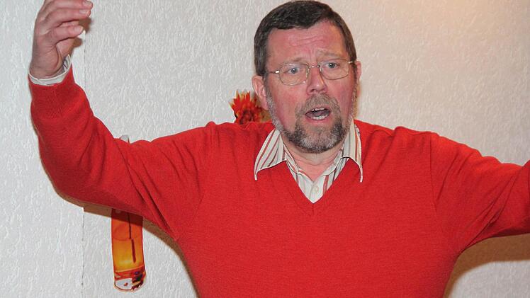 Chorleiter Karl Herzog geht mit gutem Beispiel voran und singt auch vor.  Fotos: Berthold Köhler