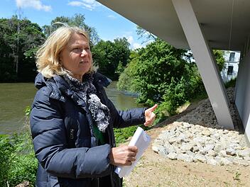 Ursula Sowa erklärt, dass der öffentliche Unferweg laut Plan unter dem "überhängenden" ersten Stock der "Wasserhäuser" entlang laufen soll. Er würde vermutlich teilweise ebenfalls von Pylonen, also Stelzen, gestützt werden. Fotos: Ronald Rinklef