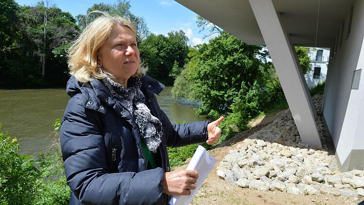 Ursula Sowa erklärt, dass der öffentliche Unferweg laut Plan unter dem "überhängenden" ersten Stock der "Wasserhäuser" entlang laufen soll. Er würde vermutlich teilweise ebenfalls von Pylonen, also Stelzen, gestützt werden. Fotos: Ronald Rinklef
