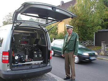 Olaf Gräf musste keine Autofahrer verwarnen. Beim Blitzmarathon in der Münnerstädter Schützenstraße gab es keine Raser. Foto: Heike Beudert