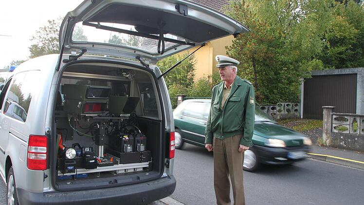Olaf Gräf musste keine Autofahrer verwarnen. Beim Blitzmarathon in der Münnerstädter Schützenstraße gab es keine Raser. Foto: Heike Beudert