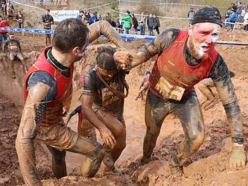 Der BraveheartBattle in Münnerstadt ist ein Magnet für Extremläufer und für Zuschauer, die sehen wollen, wie sich die Läufer abrackern. Foto: Barbara Herbst