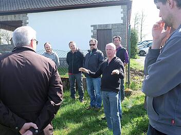 Der Schwärzelbacher Friedhof war am Freitag der Treffpunkt für einen Ortstermin des Gemeinderates Wartmannsroth. Foto: Gerd Schaar