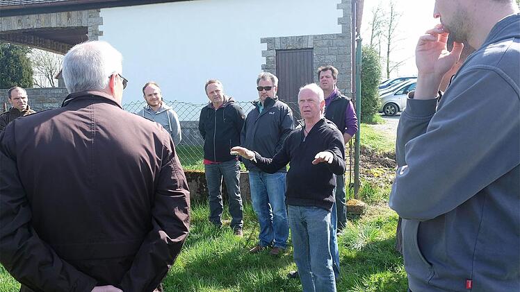 Der Schwärzelbacher Friedhof war am Freitag der Treffpunkt für einen Ortstermin des Gemeinderates Wartmannsroth. Foto: Gerd Schaar