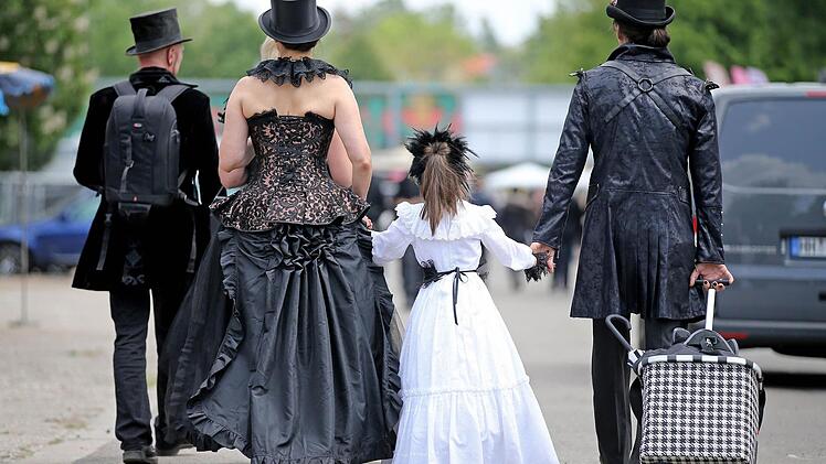 In knappen Outfits, opulenten Kleidern und kreativen Verkleidungen präsentieren sich die Teilnehmer des Wave-Gotik-Treffens in Leipzig. Foto: dpa