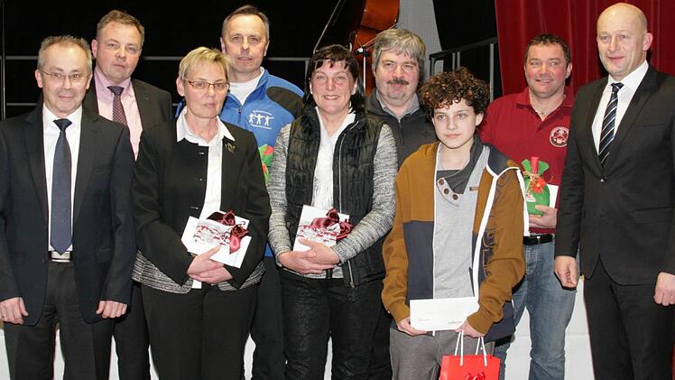 Als Einzelsportler wurden von den Bürgermeistern Claus Schwarzmann (r.), Georg Eismann (2. v. l.) und Günter Honeck (l.) ausgezeichnet: Gabriele Nitzsche, Raimund Martin, Monika Endrizzi, Matthias Wagner, Patrick Barthelmäs, Jürgen Schwarzmann, Maxim Gorochovski. Foto: Sylvia Hubele