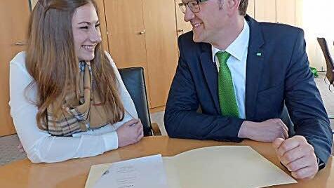 Carina Gremer bekommt von Christian Grebner ein Zertifikat der Regierung von Oberfranken &uuml;berreicht. Foto: AOK Kronach