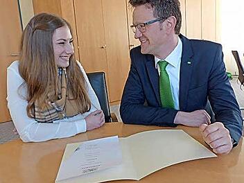 Carina Gremer bekommt von Christian Grebner ein Zertifikat der Regierung von Oberfranken überreicht. Foto: AOK Kronach