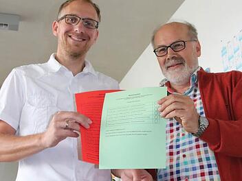 Wahlvorstand Matthias Endres (von links) und der scheidende Personalratsvorsitzende August Weingart zeigen die Unterlagen für die Personalratswahl für die 406 Mitarbeiter des Landratsamtes. Foto: Ralf Ruppert