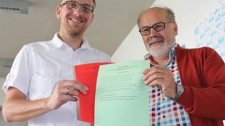 Wahlvorstand Matthias Endres (von links) und der scheidende Personalratsvorsitzende August Weingart zeigen die Unterlagen für die Personalratswahl für die 406 Mitarbeiter des Landratsamtes. Foto: Ralf Ruppert