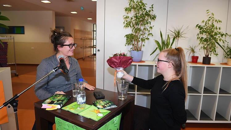 Schülerin Celina bedankte sich nach der Lesung im Namen aller Schüler bei Simone Veenstra. Foto: Ronald Rinklef