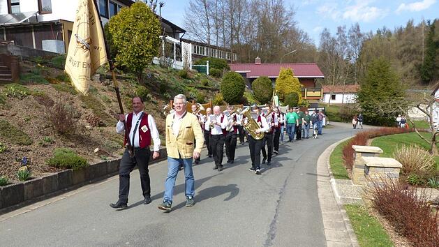 Unter den Kl&auml;ngen des Musikvereines Wartenfels wurde die Nurner Wimpelwandergruppe vom Feuerwehrger&auml;tehaus am Ortseingang zum ATS-Sportheim begleitet. Fotos: Klaus-Peter Wulf