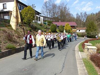 Unter den Klängen des Musikvereines Wartenfels wurde die Nurner Wimpelwandergruppe vom Feuerwehrgerätehaus am Ortseingang zum ATS-Sportheim begleitet. Fotos: Klaus-Peter Wulf