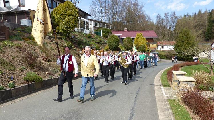 Unter den Klängen des Musikvereines Wartenfels wurde die Nurner Wimpelwandergruppe vom Feuerwehrgerätehaus am Ortseingang zum ATS-Sportheim begleitet. Fotos: Klaus-Peter Wulf