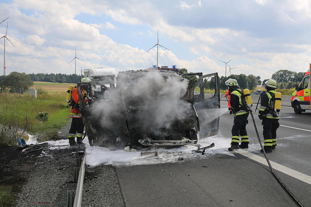 Kleintransporter brennt komplett aus:  A9 bei Münchberg komplett gesperrt