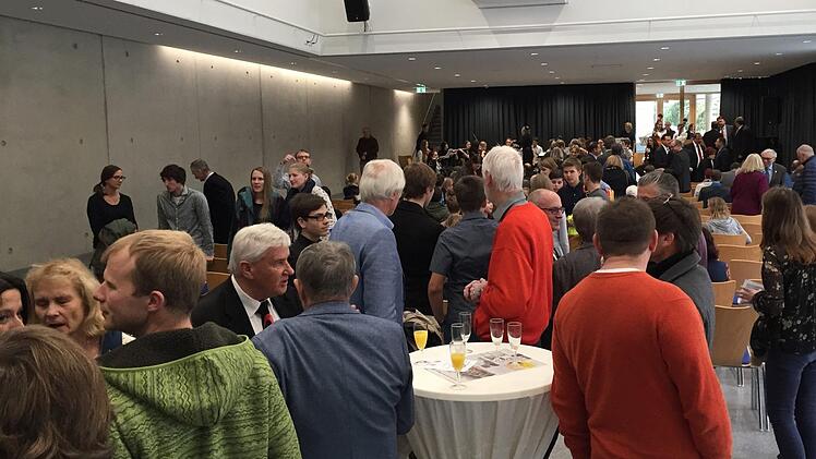 Zuvor treffen sich in der neuen pausenhalle Schüler, Lehrer, Pensionisten, Eltern ...