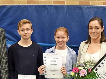 Für herausragende Leistungen wurden Sportler der Gemeinde Niederfüllbach geehrt (von links): Bürgermeister Martin Rauscher, Johannes Blinzler, Katharina Blinzler, Pia Schwarz und Sportbeauftragte Tina Großmann Foto: Gabi Arnold