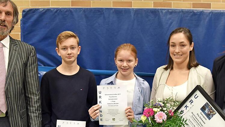 Für herausragende Leistungen wurden Sportler der Gemeinde Niederfüllbach geehrt (von links): Bürgermeister Martin Rauscher, Johannes Blinzler, Katharina Blinzler, Pia Schwarz und Sportbeauftragte Tina Großmann Foto: Gabi Arnold