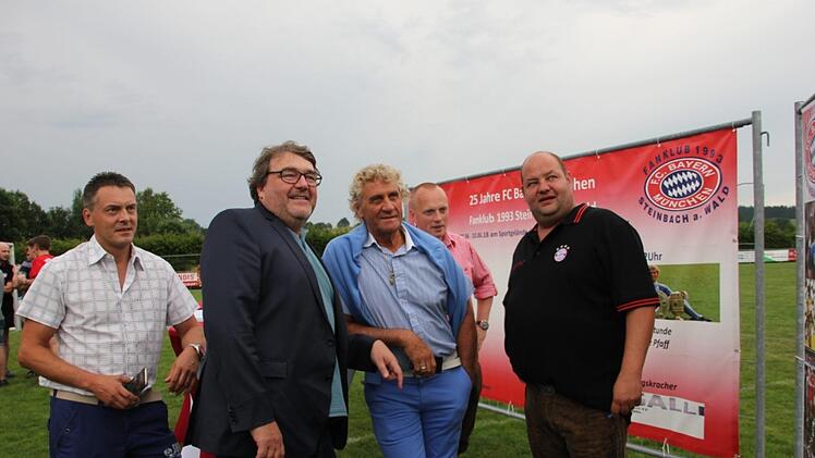 Lockere Atmosphäre herrschte beim Pfaff-Besuch auf dem Sportgelände des SC Rennsteig. Foto: Veronika Schadeck