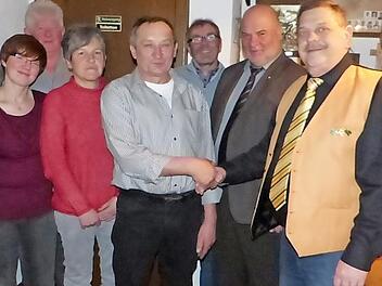 Der neu gewählte Vorstand der Wanderfreunde Feldbuch. Unser Bild zeigt (von links) Wanderwartin Margarethe Hänsel, Schriftführerin Simone Eisenmann, Beirat Reinhold Pachter, Beirätin Christine David, den neuen Vorsitzenden Harald Gredlein, stellvertretenden Vorsitzenden Dieter Pöhlmann, Bürgermeister Ralf Holzmann, den scheidenden Vorsitzenden Siegfried Dippold, Beirätin Christine Pachter und Kassier Markus Eisenmann. Es fehlt Erich Pausch. Foto: Klaus-Peter Wulf