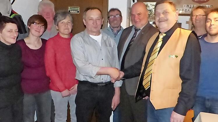 Der neu gewählte Vorstand der Wanderfreunde Feldbuch. Unser Bild zeigt (von links) Wanderwartin Margarethe Hänsel, Schriftführerin Simone Eisenmann, Beirat Reinhold Pachter, Beirätin Christine David, den neuen Vorsitzenden Harald Gredlein, stellvertretenden Vorsitzenden Dieter Pöhlmann, Bürgermeister Ralf Holzmann, den scheidenden Vorsitzenden Siegfried Dippold, Beirätin Christine Pachter und Kassier Markus Eisenmann. Es fehlt Erich Pausch. Foto: Klaus-Peter Wulf