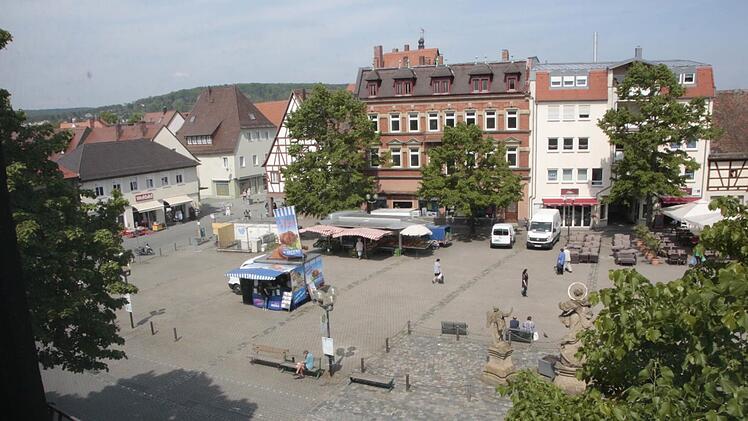 Um den Paradeplatz sollen zwei Reihen Schnurbäume gepflanzt werden, die Sichtachse von der Kommandantur zur Alten Wache soll dadurch noch betont werden. Foto: Josef Hofbauer/Archiv