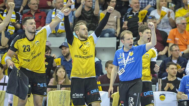 Solche Bilder wollen die Handballfans in der HUK-Arena sehen. Während sich Co-Trainer Ralph Baucke (rechts) beim Erstellen seiner Statistik nicht aus der Ruhe bringen lässt, jubeln (von links): Patrick Weber, Marcel Timm, Lukas Wucherpfennig, Cheftrainer Jan Gorr und Max Jaeger. Am Sonntag um 17 Uhr steigt das fränkische Derby gegen die DJK Rimparer Wölfe im Coburger "Sporttempel". Foto: Hagen Lehmann