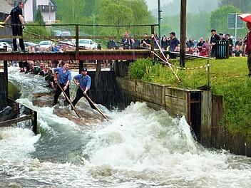 Anders als auf der Isar können Touristen in Wallenfels die Flößerei auch heute noch so erleben, wie sie jahrhundertelang im Frankenwald betrieben wurde. Foto: Gerd Fleischmann