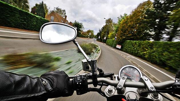 In Mittelfranken auf der B8 wollte ein Mann mit seinem Motorrad eine Fahrzeugkolonne &uuml;berholen. Pl&ouml;tzlich schert ein Auto aus und dr&auml;ngt ihn ab. Der Biker bricht sich bei einem Sturz mehrere Rippen. Der Autofahrer f&auml;hrt einfach weiter. Symbolfoto: christels/pixabay.com