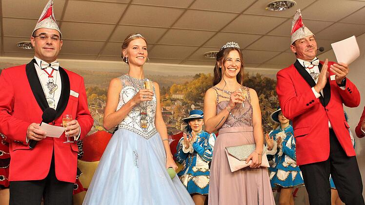 Moderator Alexander Pusch scheidende Prinzessin Tabea Schönwiesner, neue Prinzessin Juliane Metz, Vorsitzender Matthias Bühner. Werner Vogel