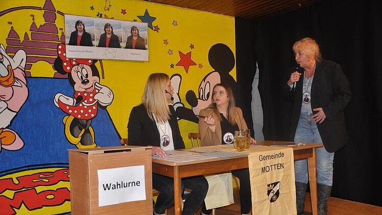 Ute Becker weist die erstmaligen Wahlhelfer Luisa Herbert und Jenny Müller ein (von rechts). Foto: Petra Heurich