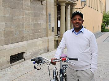 Tadesse Asfaw Melkamu ist immer mit dem Fahrrad unterwegs. Er hat bis zum Jahreswechsel bei der Firma Seger gearbeitet. Das darf er nun nicht mehr. Jetzt haben Münnerstädter Unterschriftenlisten ausgelegt, damit Tadesse wieder arbeiten darf. Foto: Thomas Malz