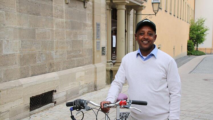 Tadesse Asfaw Melkamu ist immer mit dem Fahrrad unterwegs. Er hat bis zum Jahreswechsel bei der Firma Seger gearbeitet. Das darf er nun nicht mehr. Jetzt haben Münnerstädter Unterschriftenlisten ausgelegt, damit Tadesse wieder arbeiten darf. Foto: Thomas Malz