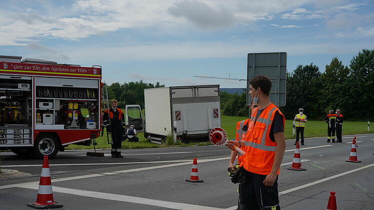 Auto kollidiert mit Kleinlaster