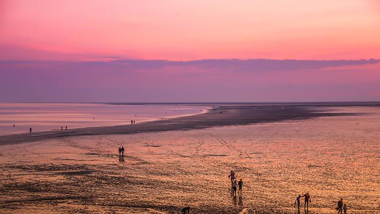 Im Wattenmeer entlang der Nordseeküste zu wandern ist zugleich  Erholung und Abenteuer.