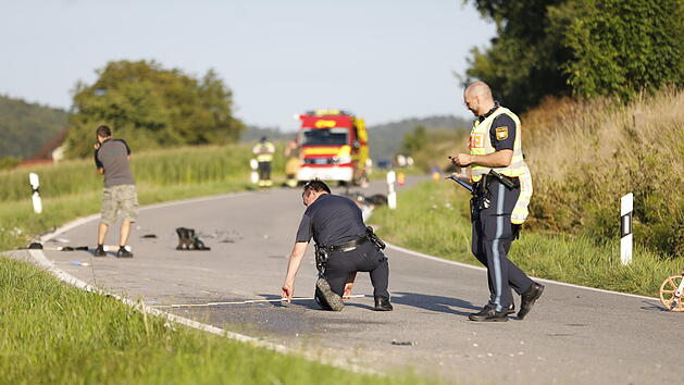 83-Jähriger kommt in Gegenfahrbahn und kollidiert mit Bikergruppe: Zwei Motorradfahrer schwer verletzt