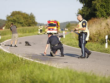 83-Jähriger kommt in Gegenfahrbahn und kollidiert mit Bikergruppe: Zwei Motorradfahrer schwer verletzt