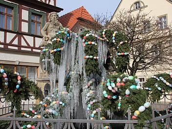 "So oft unser Brunnen seit Jahren nicht mehr fotografiert", meinte ein Anlieger zum Naturspektakel auf dem Eberner Marktplatz. Foto: Ralf Kestel