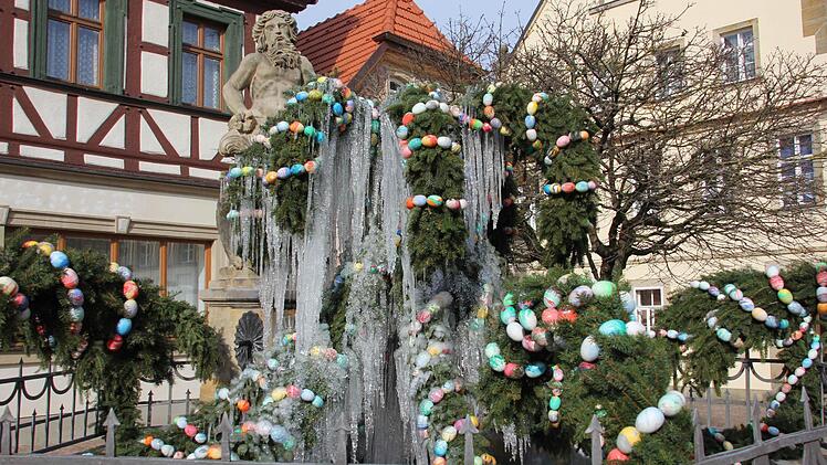 "So oft unser Brunnen seit Jahren nicht mehr fotografiert", meinte ein Anlieger zum Naturspektakel auf dem Eberner Marktplatz. Foto: Ralf Kestel