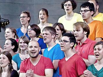 Buntes Programm, buntes Outfit: Die jungen Choristen aus Heidelberg begeisterten das Publikum in St. Augustin. Foto: Jochen Berger
