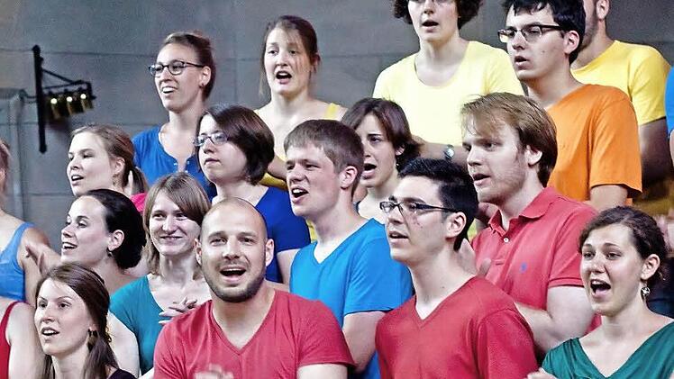 Buntes Programm, buntes Outfit: Die jungen Choristen aus Heidelberg begeisterten das Publikum in St. Augustin. Foto: Jochen Berger