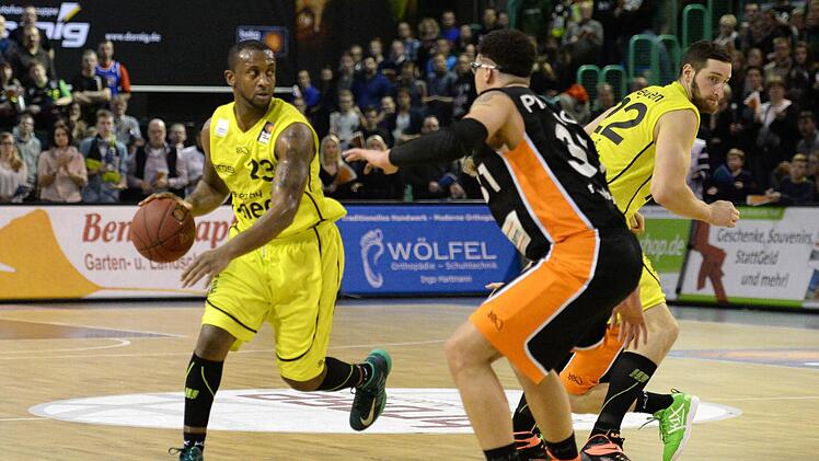 Je'Kel Foster (links), rechts Phillipp Heyden. Foto: Peter Mularczyk
