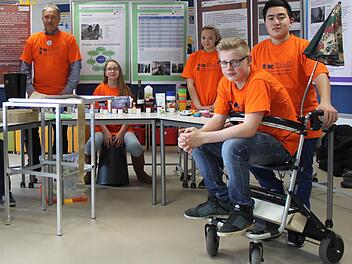 Leo Mayer sitzt auf dem Rollator, den er gemeinsam mit Georg Amon gebaut hat. Foto: Schwind