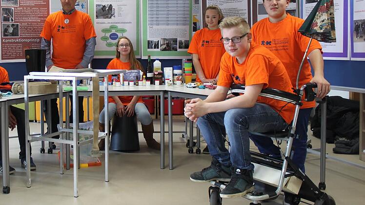 Leo Mayer sitzt auf dem Rollator, den er gemeinsam mit Georg Amon gebaut hat. Foto: Schwind