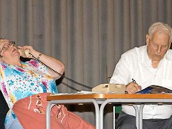 Da kann man schon mal zur Weißglut getrieben werden: Die "Nürnberger Oldiekiste" in Aktion, Gertrud Kutzberger und Dieter Fraunholz gingen ganz in ihren Parodien auf. Foto: Björn Hein
