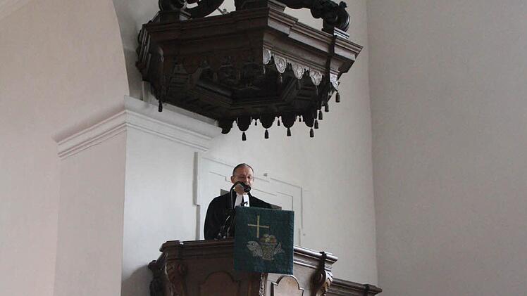Pfarrer Horndasch in der Zeitofser Kirche. Foto: Ralf Ruppert